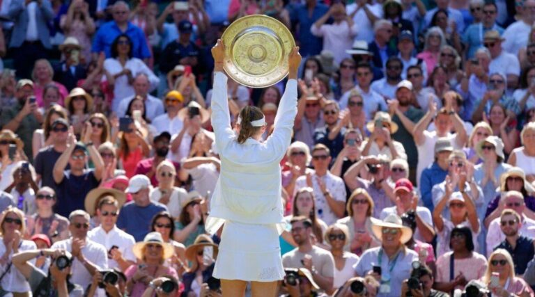 Wimbledon, Kadın Sporcular İçin Beyaz Kıyafet Zorunluluğunu Gevşetiyor