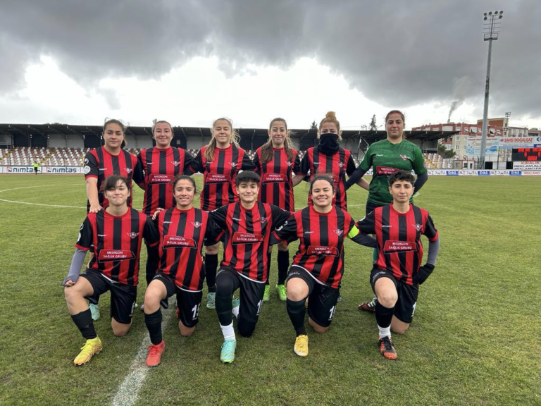 Soma Medigün Zafer Spor Kulübü’nün Futbolcu Kadınları: ”Bizim İçin Fark Etmez”